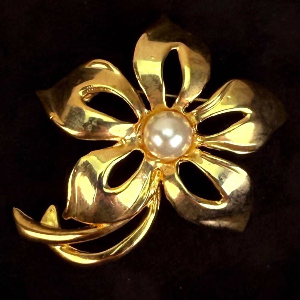Vintage goldtone with faux pearl flower brooch pin - Picture 5 of 7